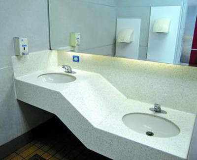 韵野弦"发帖称,6月11日晚上大概八点左右,我去大润发肯德基洗脸池洗手