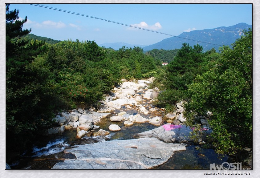 从山上流淌下来的溪水由于今年皖西地区少雨,溪流的流水量很小