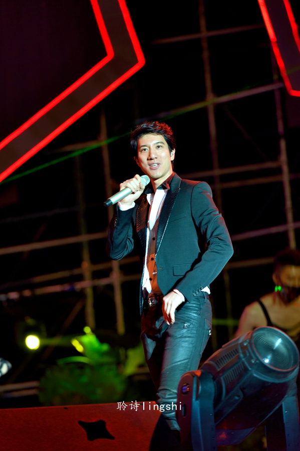 镇江体育场华语巨星演唱会-----节目主持人互动与明星们的风采(海量