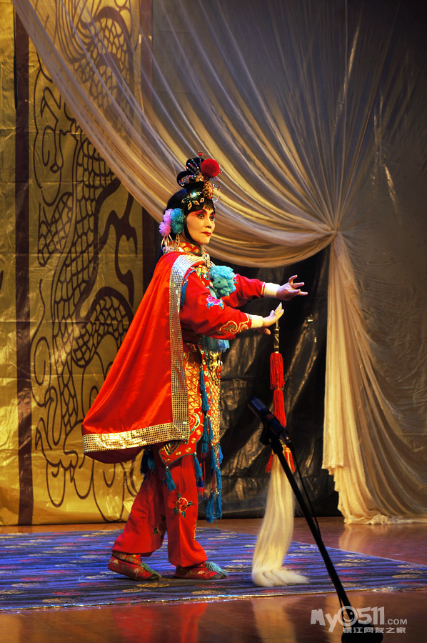 弦竹音吟唱国粹 锣鼓乐共奏和谐--镇江京剧梨园票友举襄盛举同演