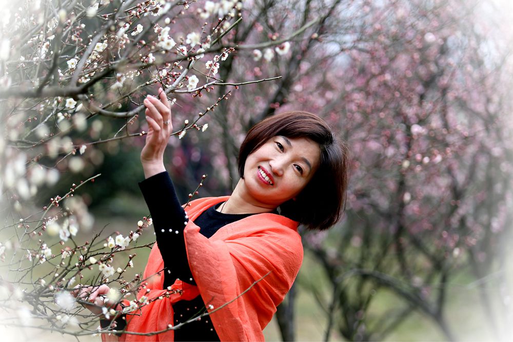 宝塔山下的年味一美女赏梅花