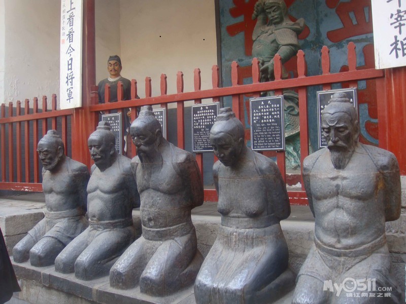 岳飞墓下的跪像还缺谁