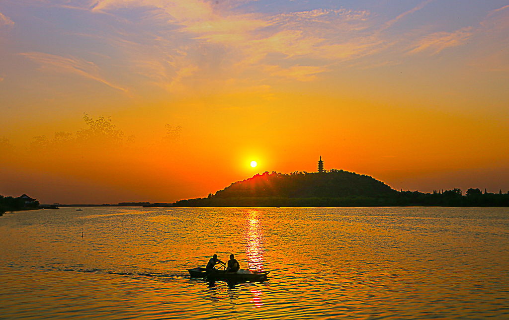 远眺夕阳下的焦山