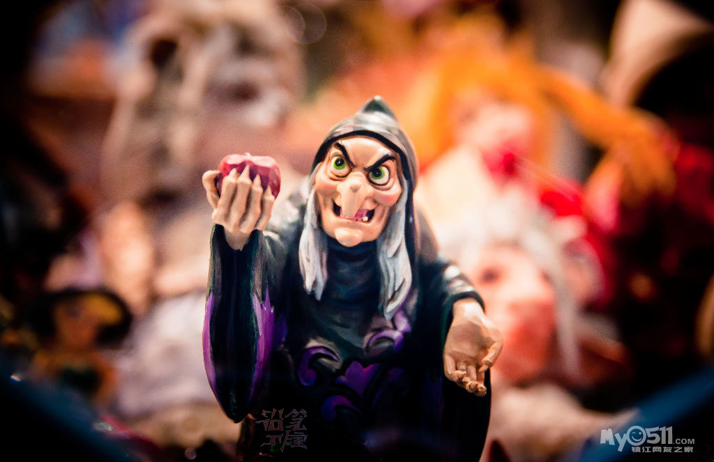 拿着毒苹果的皇后 《白雪公主》