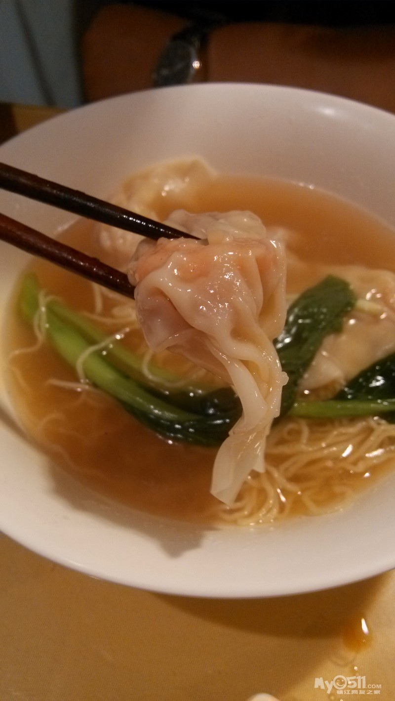 鲜虾饺面,好大的鲜虾仁在里面哦!汤头爽滑,不咸不淡,很好吃!