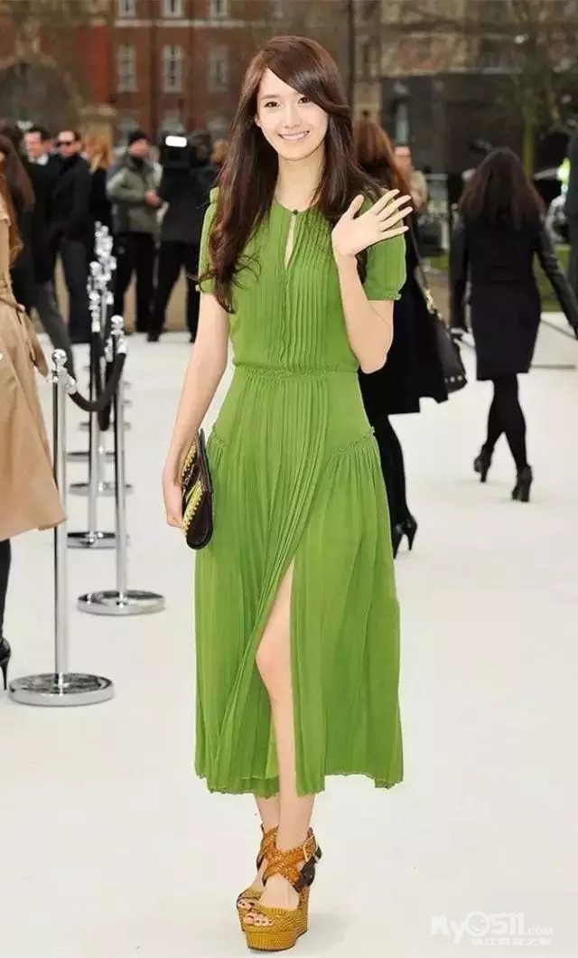 收腰!连衣裙!   绿色连衣裙搭配一根腰带,婀娜曲线尽显性感迷人