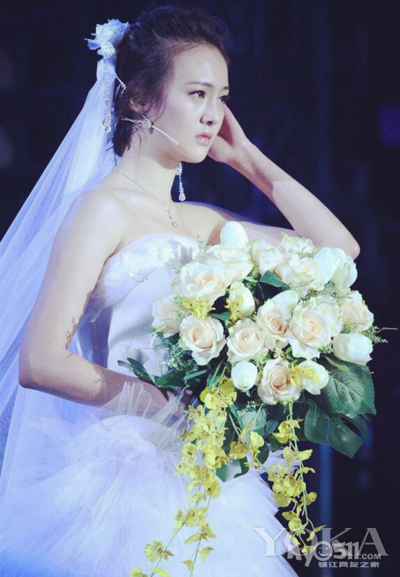 郑爽穿婚纱美翻了 你能公开恋情敢求婚么?
