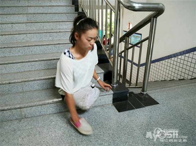 河南"无腿"女孩孤身走进大学