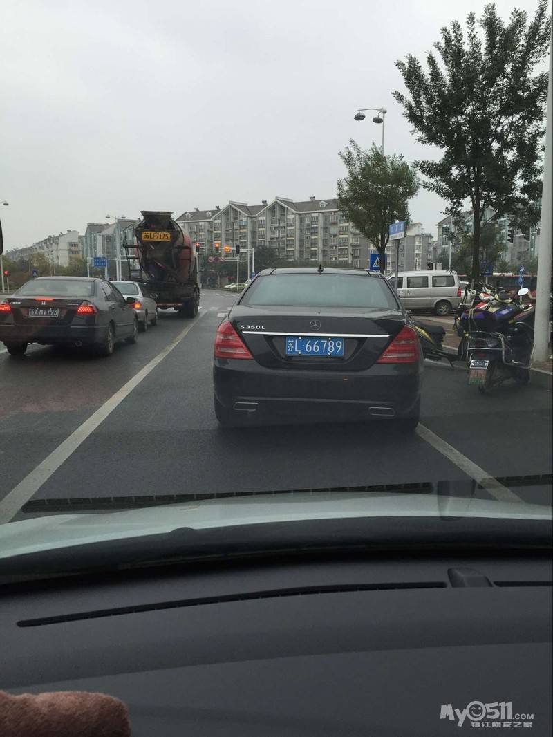 绿灯左转车道直行算违章吗 1511221328751e6ad509e4351b.jpg