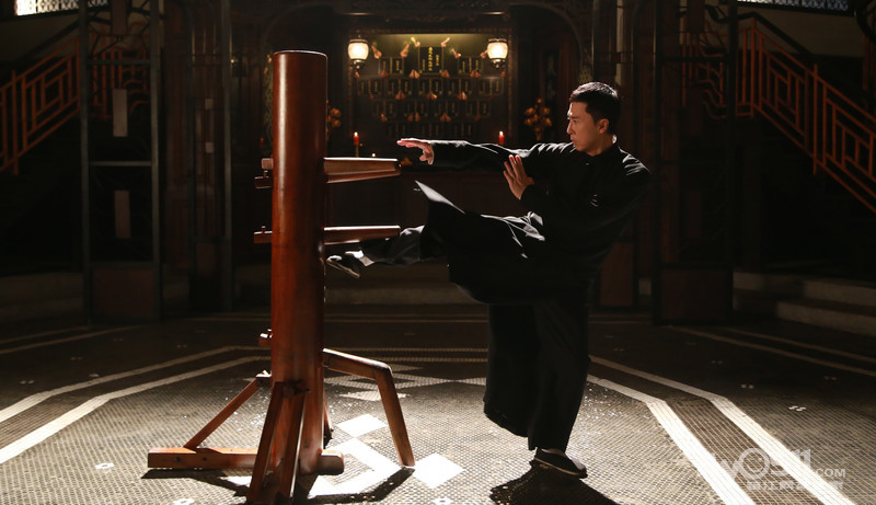 但立意归立意,我仍是不认同《叶问3》的,因为电影仍然在试图彰显