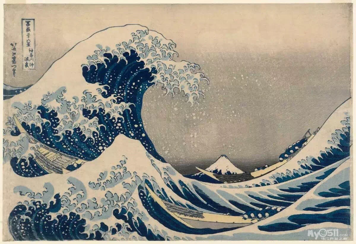 偶尔,我会晃着腿坐在办公桌上,细细地审视对面墙上神奈川的巨浪:那些