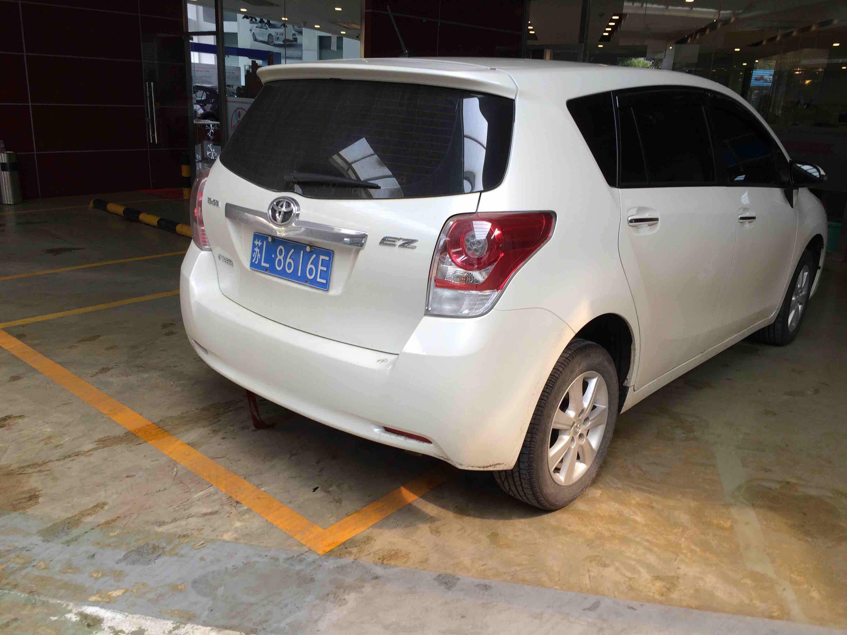 在丰田客服几次电话的催促下,今天上午把大白送进了4s店,我说预约做