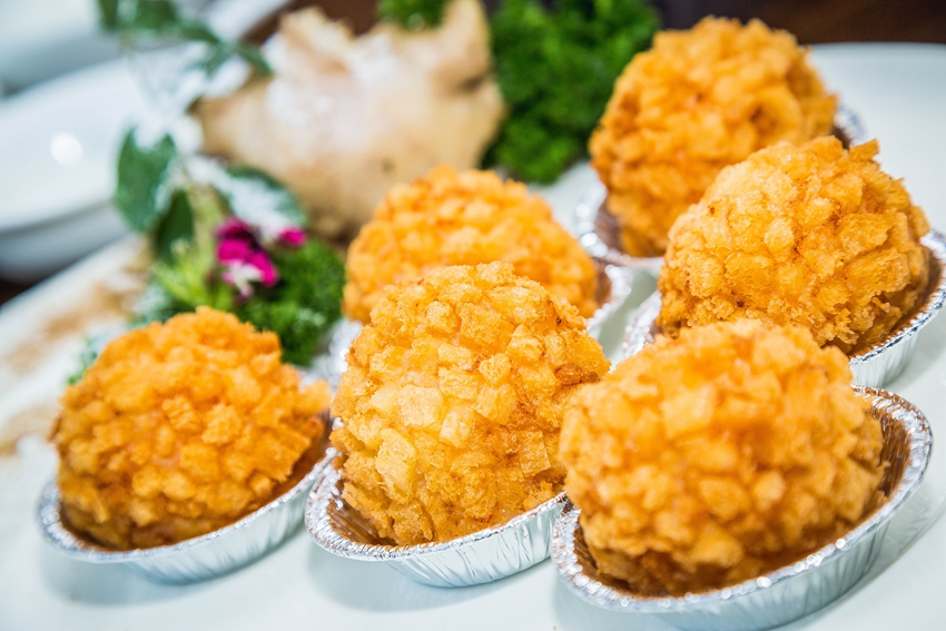 包裹着一层面包粒的虾球个头相当大,一口塞不下一整个.