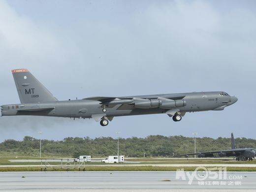 美军一架b-52轰炸机今早在关岛坠毁 现场冒起白烟(图)