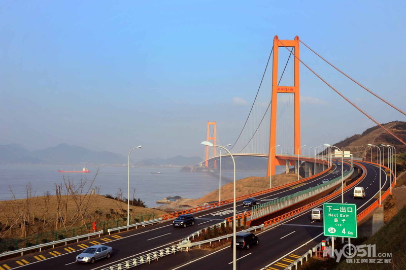 车子行驶在舟山跨海大桥上,五桥相连