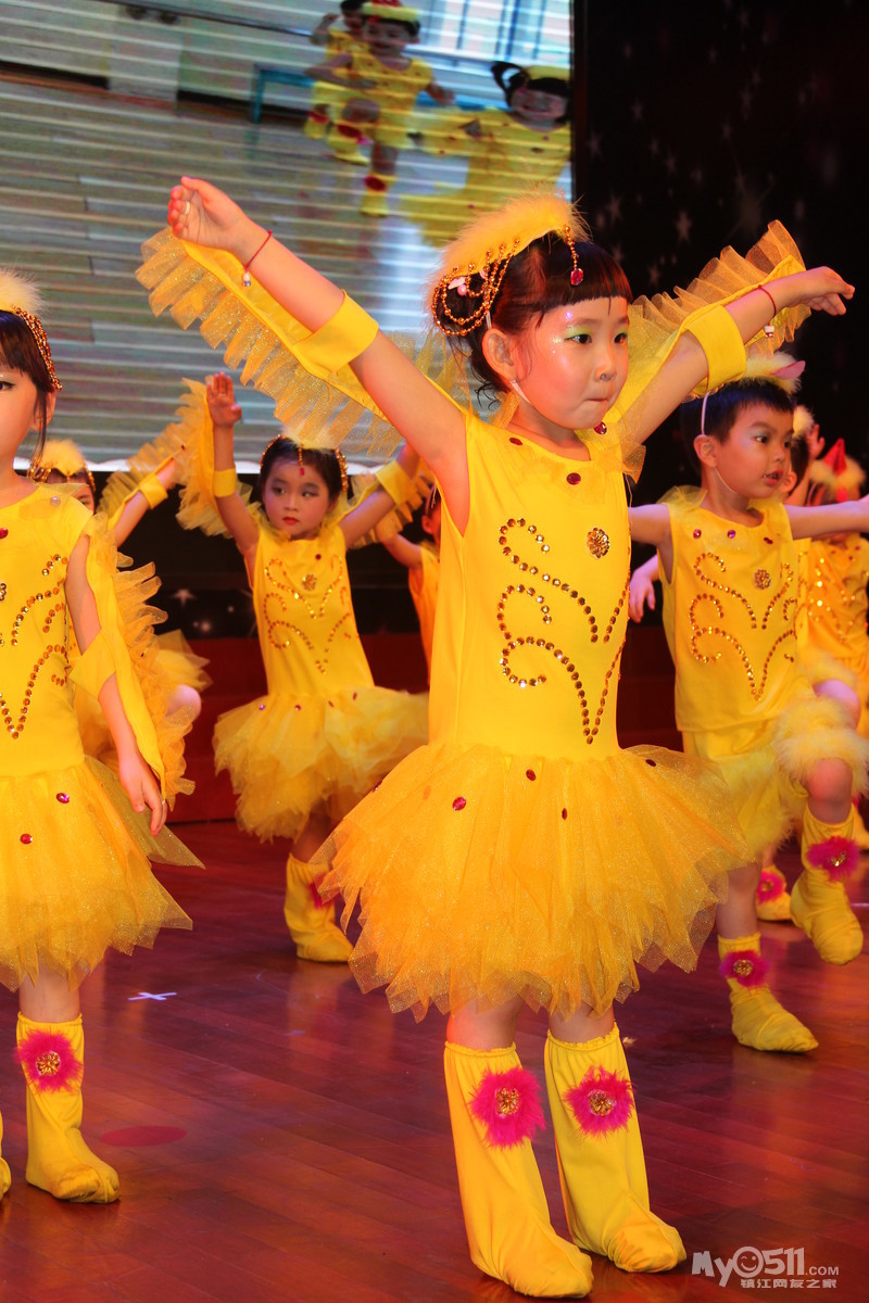 标题: 《世纪幼儿园》六一演出～小班舞蹈《可爱的小鸡》 查看: 538