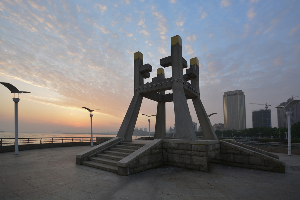 今天早晨在长江路春江潮广场拍摄到一组久违的雨后早霞.