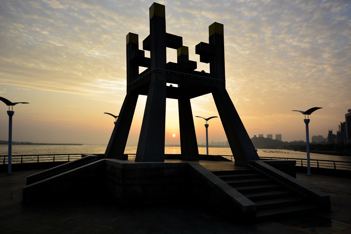 今天早晨在长江路春江潮广场拍摄到一组久违的雨后早霞.