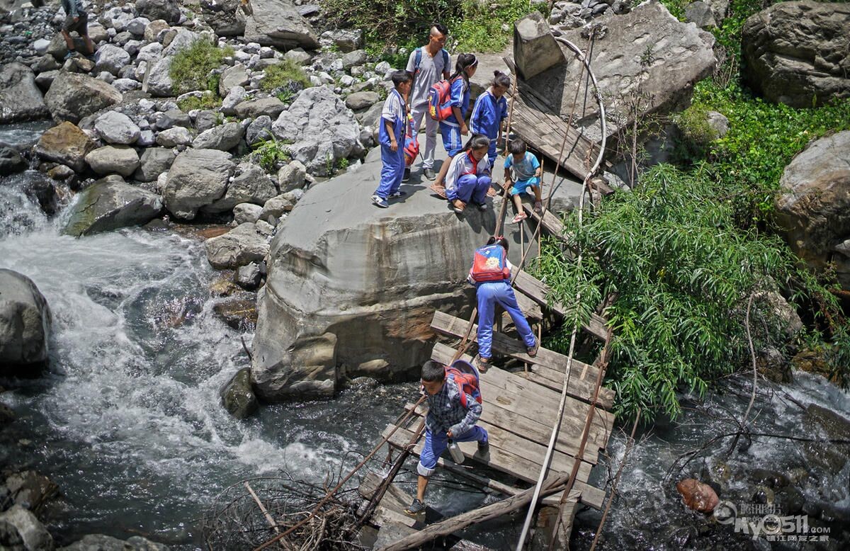 大凉山悬崖村孩子的艰难上学路:荒野徒步6小时