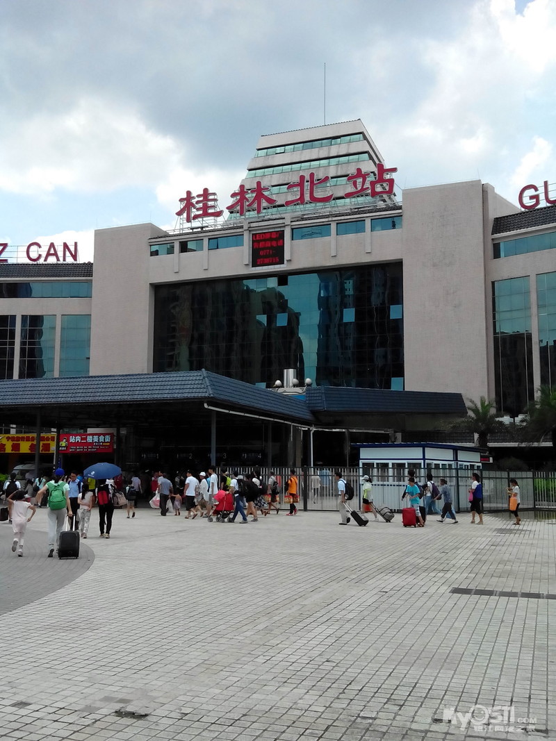 酷暑下的桂林北站