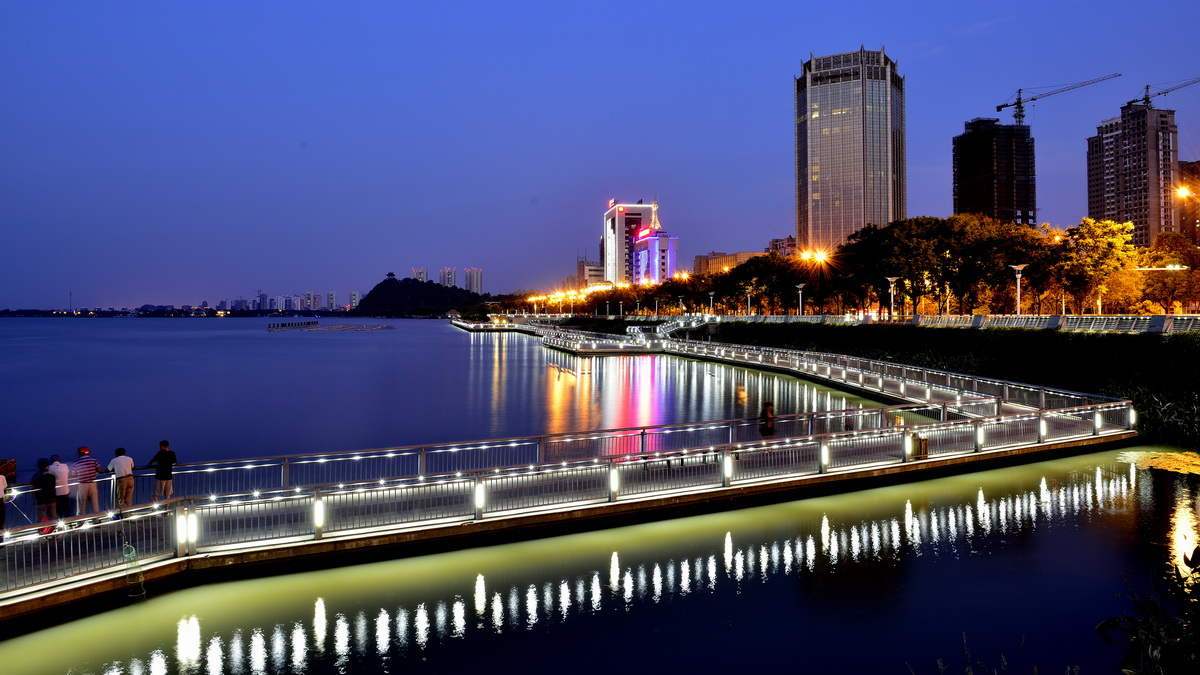 镇江的外滩夜色也很美