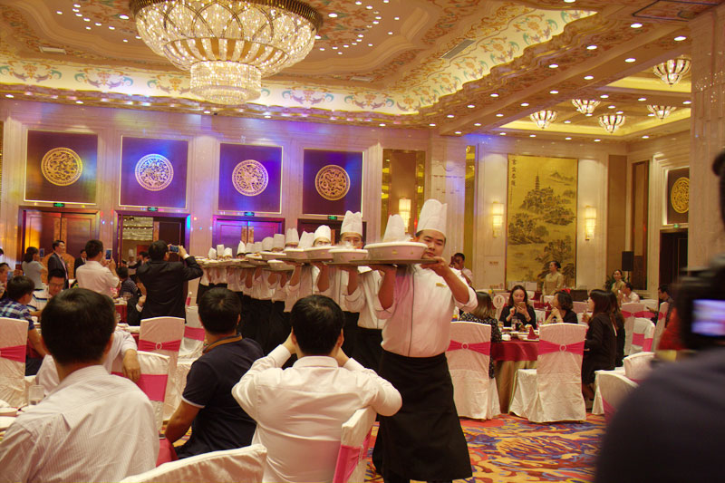 由粤海酒店厨师们带来的上菜秀