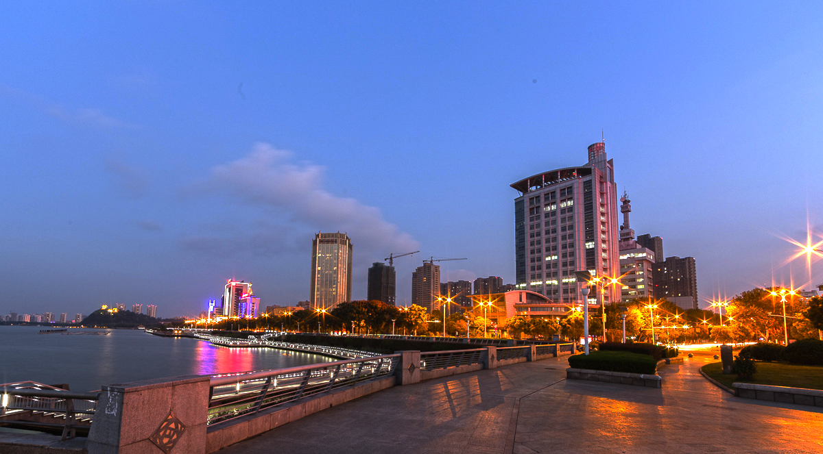 标题: 镇江处处是好风光(长江路灯光及北固风云)