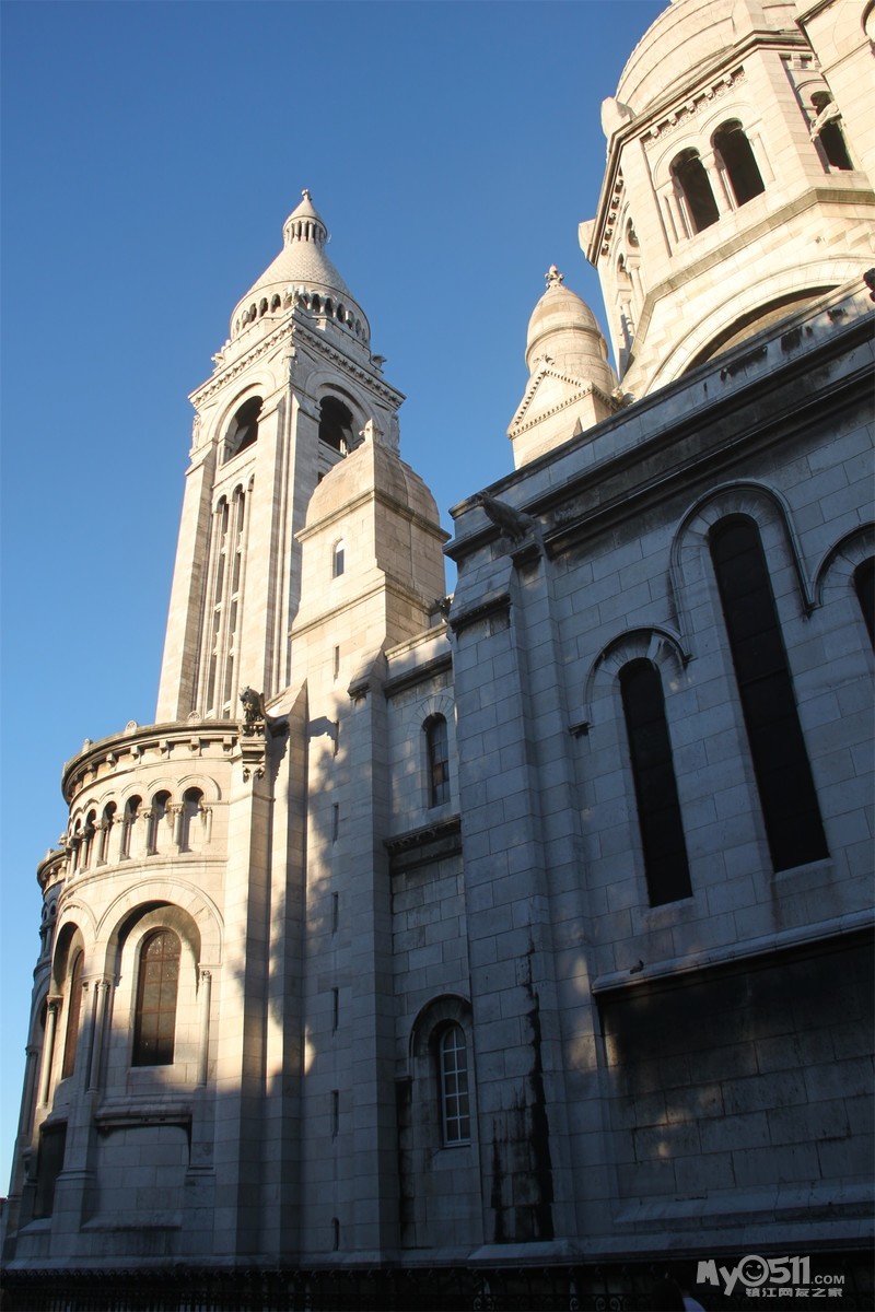 蒙马特高地的小丘广场