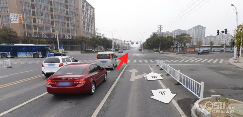 求求丹徒交警,直行車道對路口對面左轉車道,雨天看不清路面標線,算