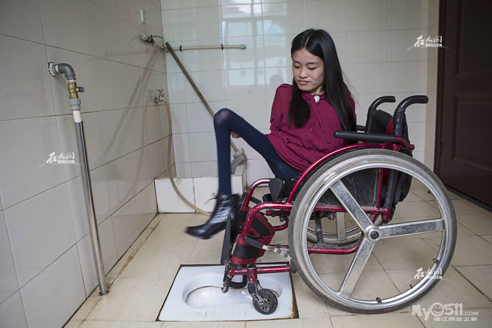 《在人间》:一对残疾"姐妹"的迥异人生