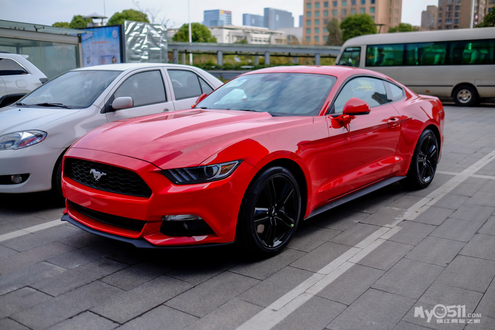 今天看到一辆红色野马跑车 随手街拍 给大家欣赏