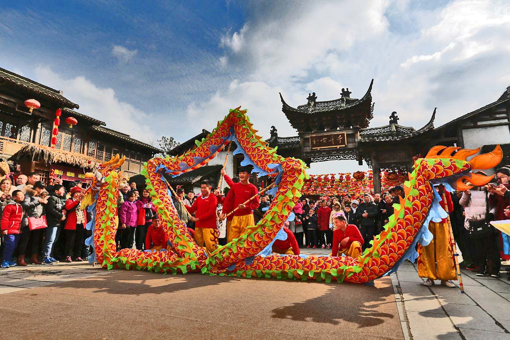 逛庙会 看演出 欢天喜地过大年