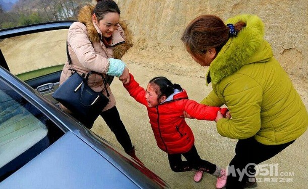 留守儿童离别图片