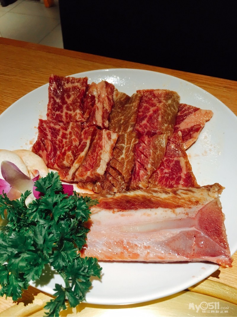 名家烤肉 肉质新鲜.确实不错.