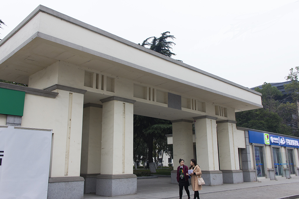 梦溪论坛 镜头里的镇江 03 老市府  今天送小孩上学,停车在老市政府