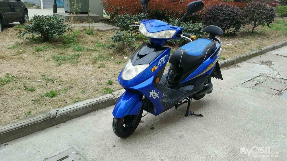 急转蓝色电瓶车