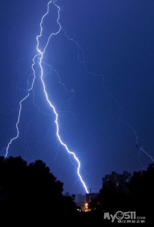 电闪雷响   电闪雷响