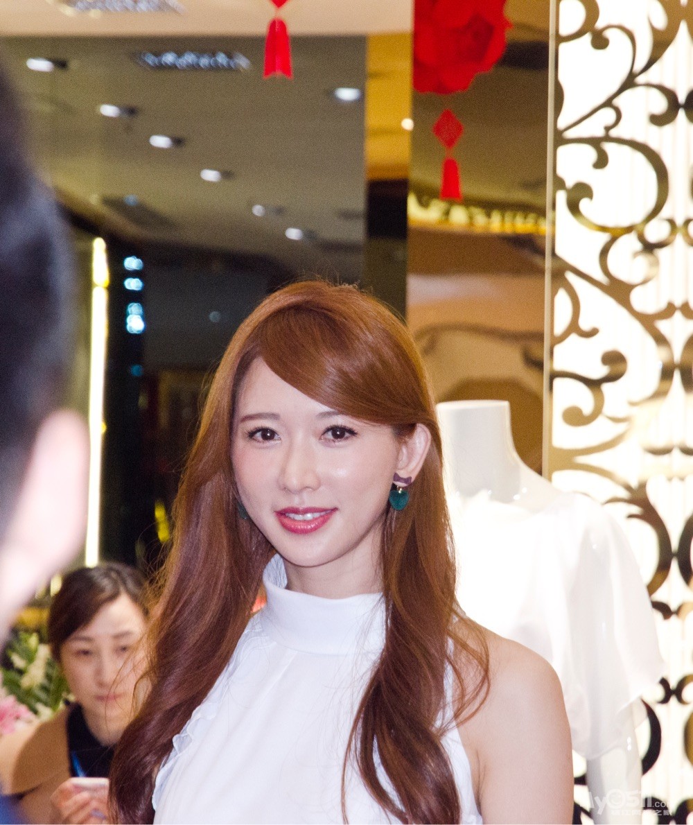 拥挤人潮 鹤立鸡群的志玲姐姐!