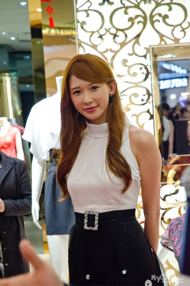 拥挤人潮 鹤立鸡群的志玲姐姐!