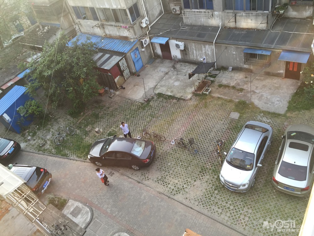 茅宫三区的破旧自行车占车位,到底哪个部门负