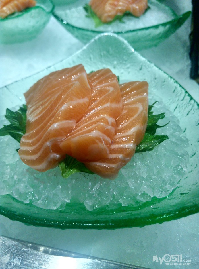 来一张全景,所有的海鲜都在一张长条上.