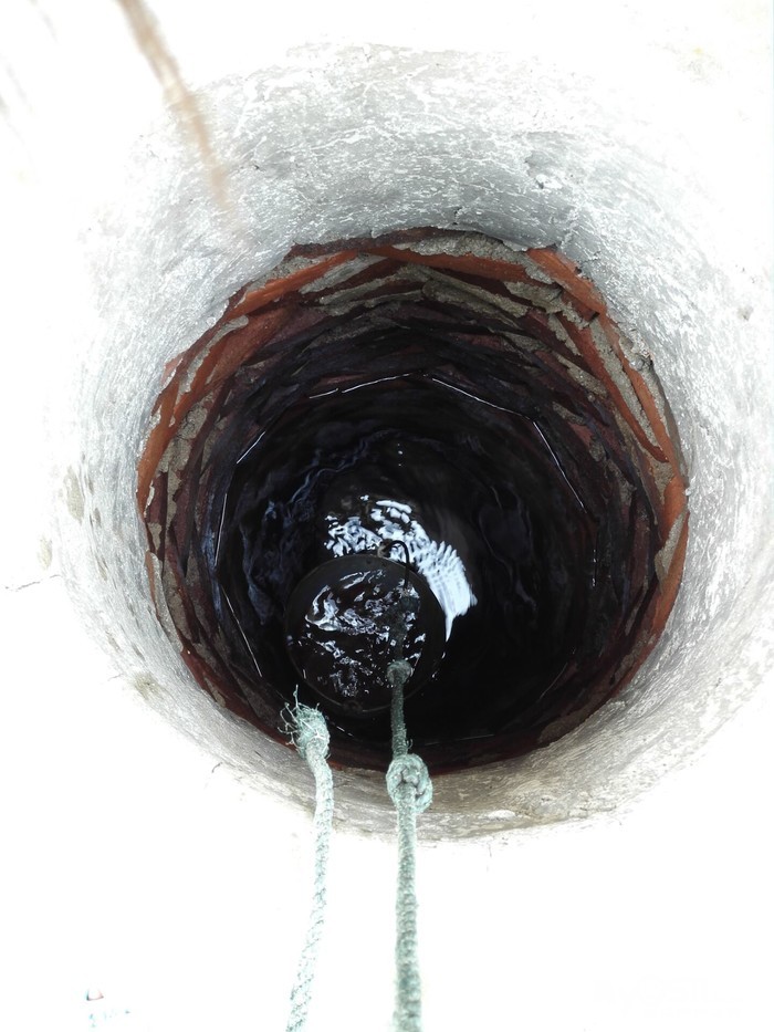 用井水浸泡并洗刷干净