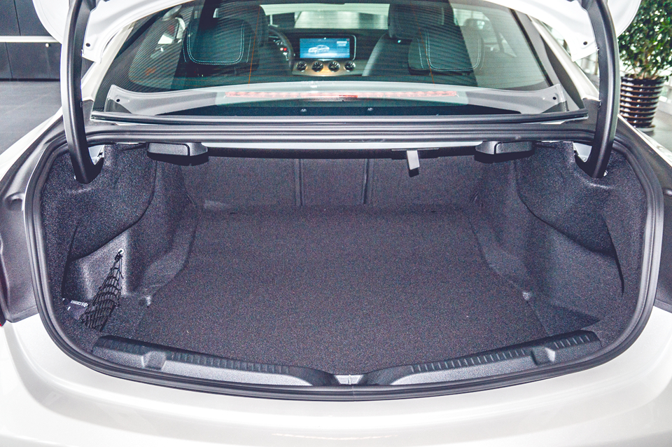 [拍72新车72] 西装革履的运动绅士 实拍奔驰e 200 coupe   后备箱