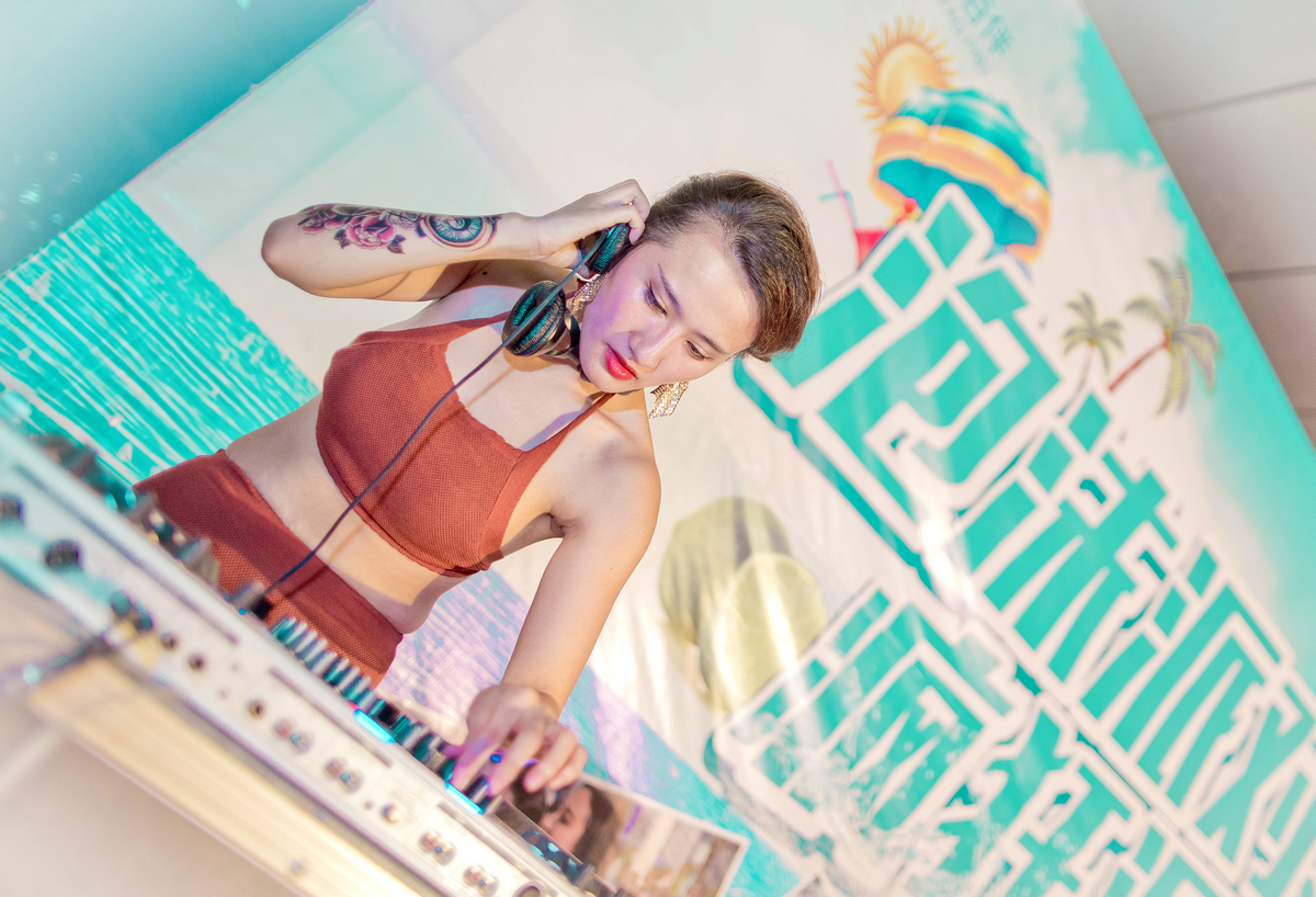 清凉一夏.比基尼美女湿身户外