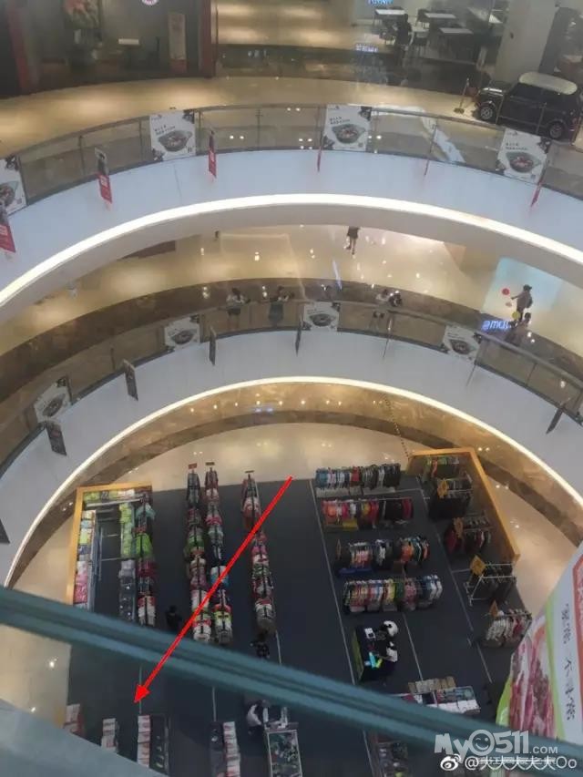 把近景图放大,隐隐约约能看到玻璃的边界.