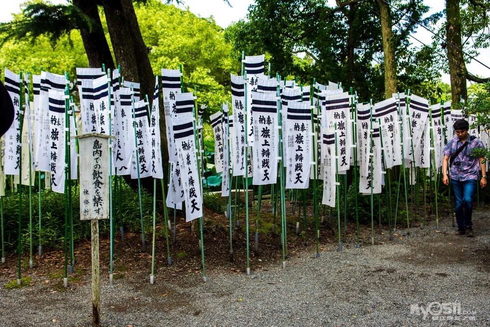 白旗上的名字是帮助修建神社的捐助者姓名