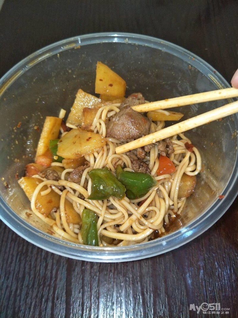 拉面还是这家最正宗  我刚刚叫了他家外卖,我力荐这家土豆烧牛肉拌面