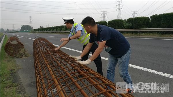 短途运输绑扎不牢 巨无霸钢筋笼滚落路面 - 百