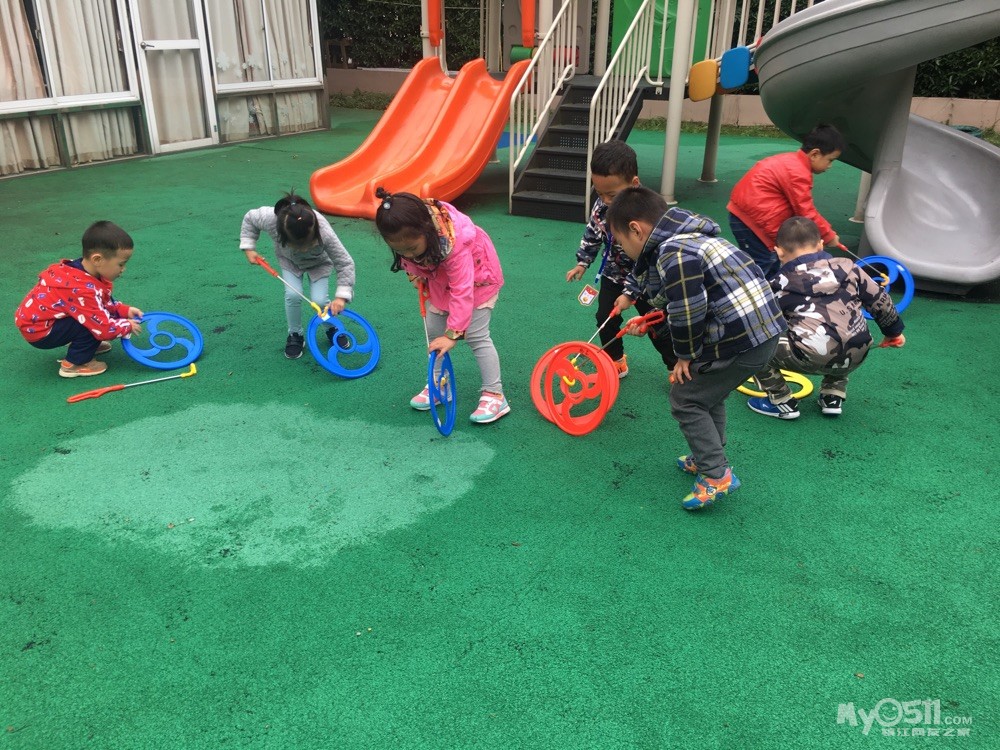 2017年10月18日中三班户外活动《滚铁环》 - 新城花园幼儿园 - 家有