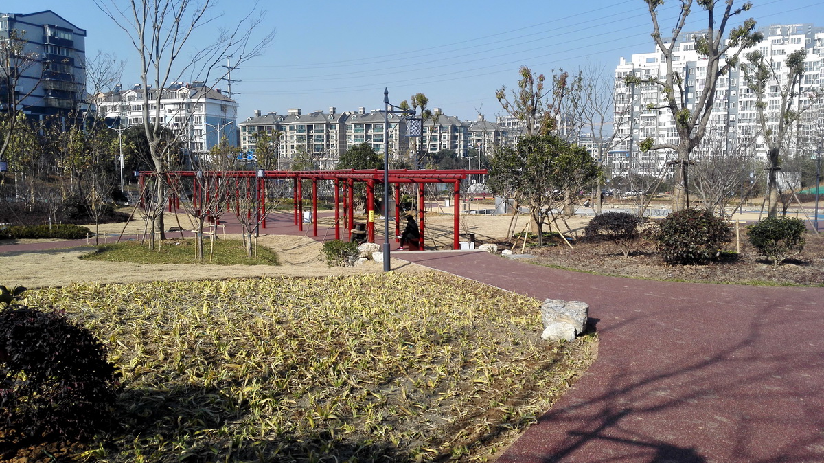 手机拍摄向家门城中村改造彩色绿地,雪前与雪后 - 镜头里的镇江 - 梦